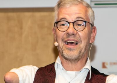 Mann mit Behinderung erzählt etwas.