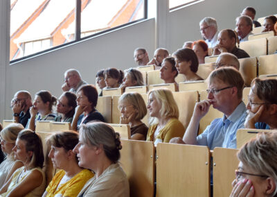 Zuhörer im Saal, lauschen Beitrag.