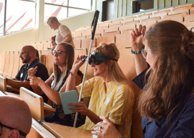 Eine Frau testet eine Brille, die eine Sehbehinderung simuliert.