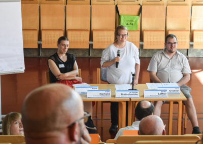 Dreier Gruppe beantwortet Fragen von Gästen.