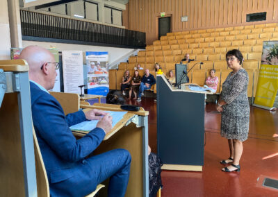 Rednerin am Rednerpult.