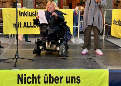 Rollstuhlfahrerin auf der Bühne. Vorsitzende des Rolli-Clubs.