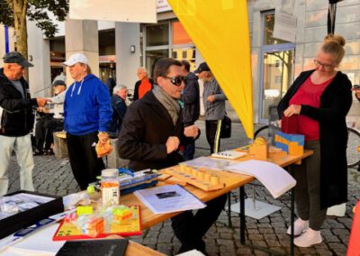 Bürgermeister am Stand, hier wird simuliert, wie ein Mensch mit Sehbehinderung sieht.