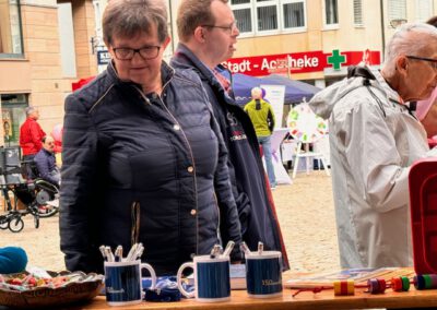 Besucher sehen sich einen Stand an.