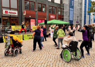 Mitmachprogramm auf der Bühne. Sportbewegungen zum Mitmachen.