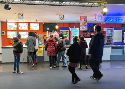 Gäste holen sich Popcorn.