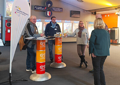 Kino-Foyer Menschen unterhalten sich